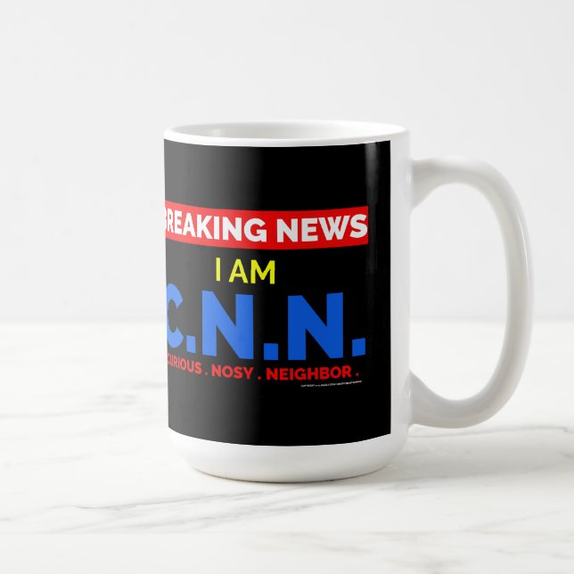 Breaking News: Jag är Nyfiken Nosy-granne (C.N.N.) Kaffemugg (Höger)