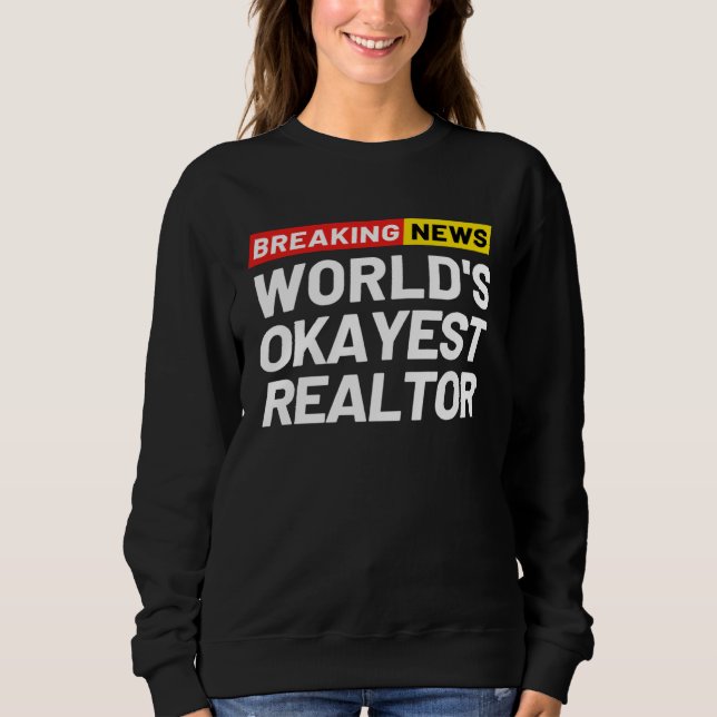 Breaking News World s Okayest Realtor Meaning Real T Shirt (Framsida)