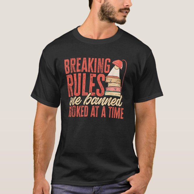 Breaking Rules One Banned Book At A Time Banned Bo T Shirt (Framsida)