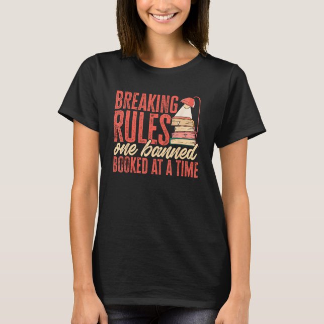 Breaking Rules One Banned Book At A Time Banned Bo T Shirt (Framsida)