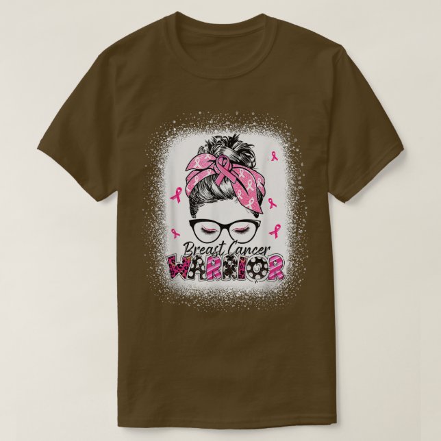 Breast Cancer Warrior Women Messy Bun Rosa Ribbon  T Shirt (Design framsida)