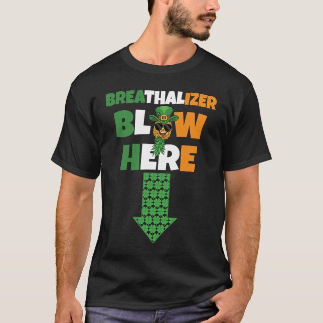 Breathalizer Blow Here St Patricks Day Pineapple S T Shirt (Framsida)