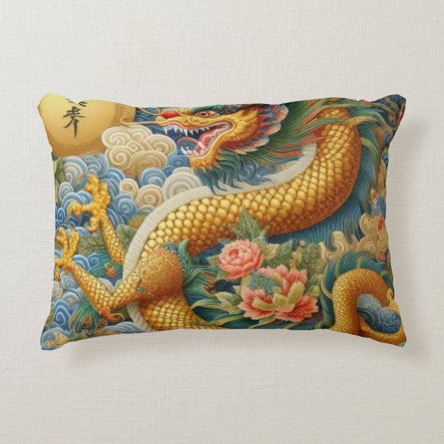 Breathe Fire Chinoiserie Dragon Guld Prydnadskudde (Framsidan)