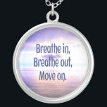 Breathe in, Breathe out, Move on, Motivational Silverpläterat Halsband<br><div class="desc">Bläddra in,  andas ut,  gå vidare,  Motiv och inspiration med det vackra havet i bakgrunden och moln för blå himmel och lila.</div>