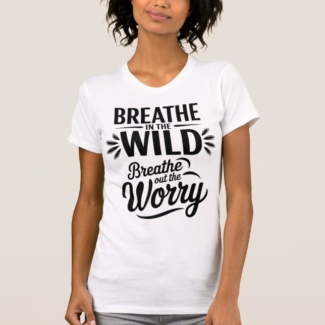 Breathe in the Wild Quote Design T Shirt (Framsida)