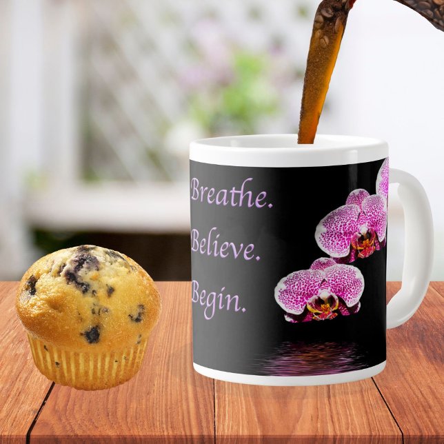 Breathe Tro Begin Lila Phalaenopsis Orchids Jumbo Mugg (Skapare uppladdad)