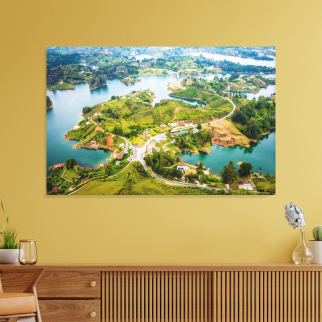 Breathtaking View of Guatape Antioquia Sunny Skies Canvastryck (Insitu (Vardagsrum))
