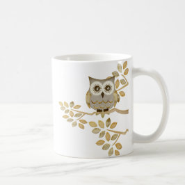 Bred ögauggla i träd kaffemugg