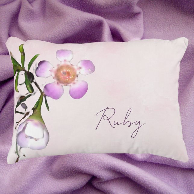 Bredbladet för den botaniska Vax Prydnadskudde (Purple and white floral wax flower lumbar pillow. Easy to customize)