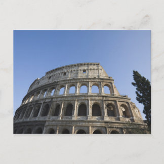 Bredd vy tittar vid Roman Colosseum med Vykort