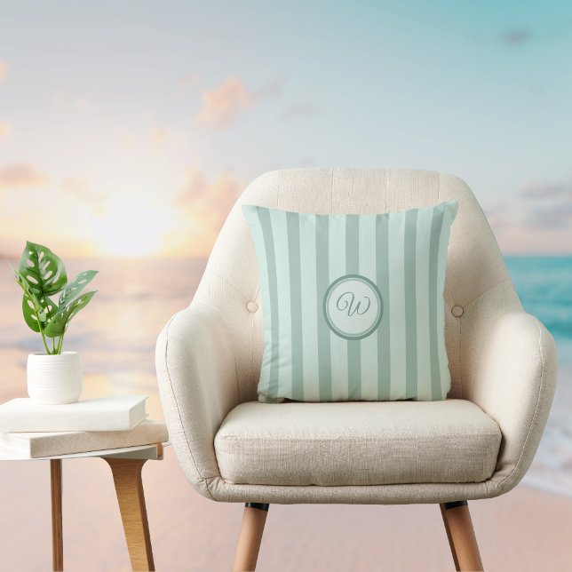 Breezy Soft Vintage Grönt Rand med initial  Kudde (Skapare uppladdad)