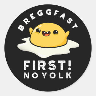 Breggfast First No Yolk Funny Egg Pun Mörk BG Runt Klistermärke