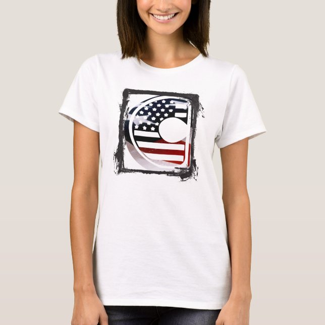 Brev C Monogram Initial USA Tee Shirt (Framsida)