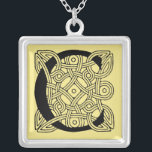 Brev C Vintage Celtic Knot Monogram Silverpläterat Halsband<br><div class="desc">Celtic Knot Brev C Om du vill lägga till eller ändra färg i bakgrunden klickar du på "Redigera den här designen", klickar på "bakgrunden" och väljer ett färg. Om produkten har två sidor klickar du på "lagrar", väljer tillbaka och väljer färg på andra sidan. Klicka sedan på "klart" och köp...</div>