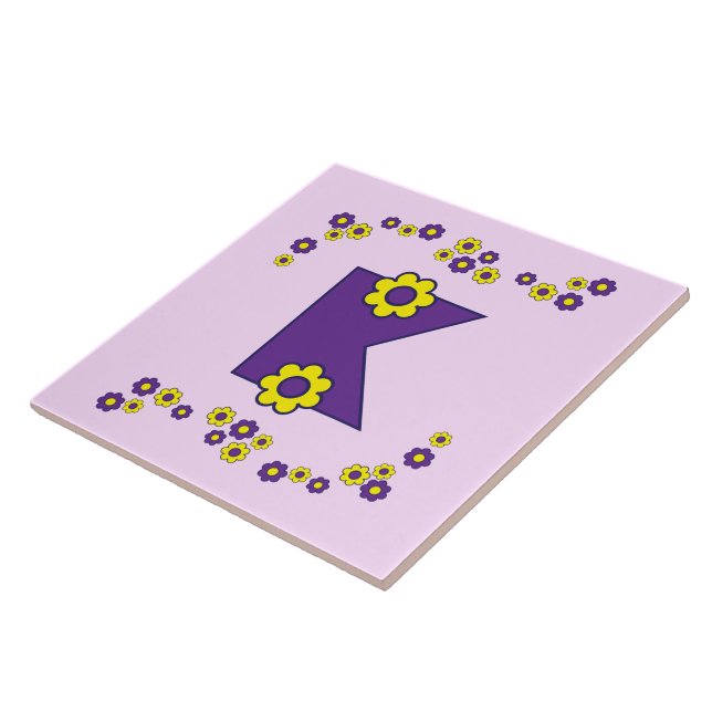 Brev K i Flores lilaMonogram Kakelplatta (Sidan)