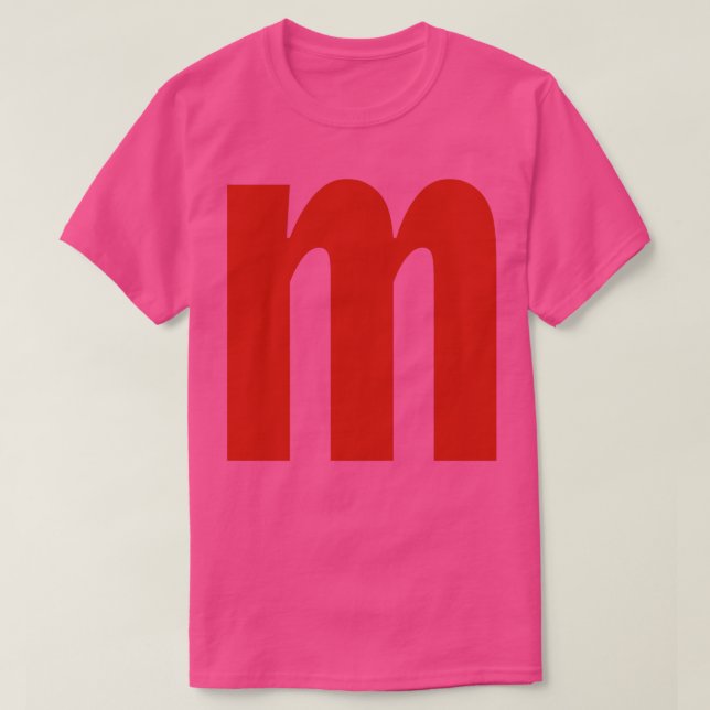 Brev m i minimal typografi av röd text t shirt (Design framsida)