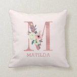 Brev M Rosa Watercolor Blommigt Monogram Nursery Kudde<br><div class="desc">Monogram Nursery Pillow med Brev M och flicka namn. Brev M har en rosa glitter-effekt och är dekorerad med en vacker vattenfärgbukett av rosa och elfenbensblommor med grönt lövning. Baby namn är skrivet i rosa versaltypografi och mallen är inställd på redo som du kan redigera. En söt, modern och feminin...</div>