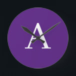 Brev Monogram Modern Stil Lila Rund Klocka<br><div class="desc">Vill du äga en produkt med initialer i ditt namn? Det är mycket enkelt,  estetiskt och attraktivt.</div>