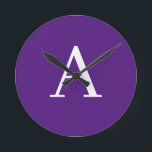 Brev Monogram Modern Stil Lila Rund Klocka<br><div class="desc">Vill du äga en produkt med initialer i ditt namn? Det är mycket enkelt,  estetiskt och attraktivt.</div>