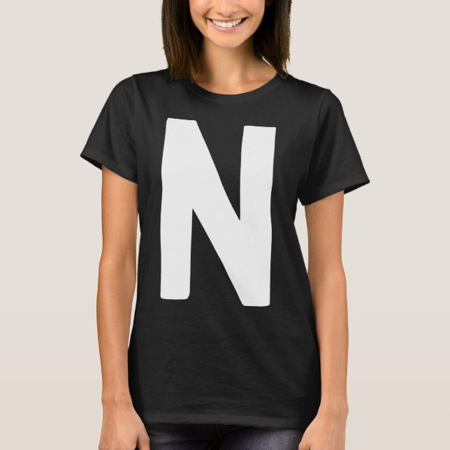 Brev N stor och fet vit T Shirt (Framsida)