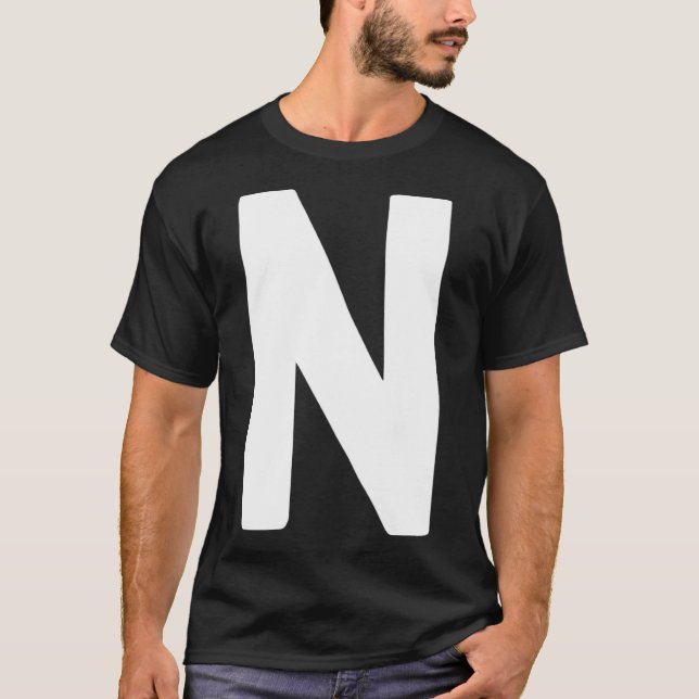 Brev N stor och fet vit T Shirt (Framsida)
