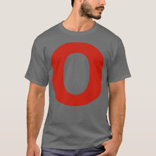 Brev o i röd text med minimal typografi t shirt