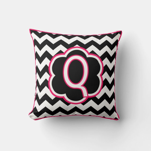 Brev Q Black and White Chevron Monogram Kudde (Framsida)