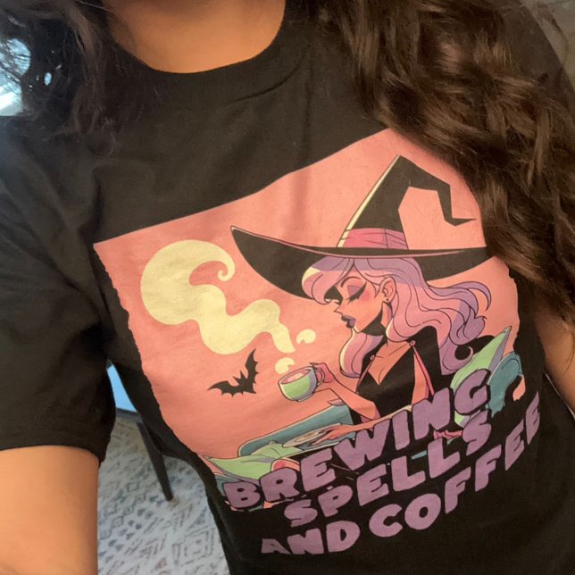 Brev Spådomar och kaffe Pastel Goth Witch T Shirt (Brewing Spells and Coffee Pastel Goth Witch T-Shirt)