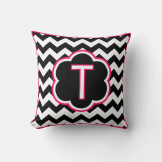 Brev T Black and White Chevron Monogram Kudde