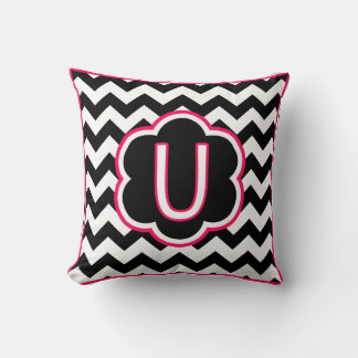 Brev U Black and White Chevron Monogram Kudde