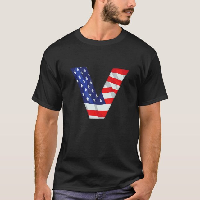 Brev V Capital Alphabet Förenta staterna Flagga Mo T Shirt (Framsida)