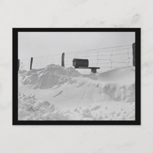 Brevlåda på staket i högt snö foto vykort