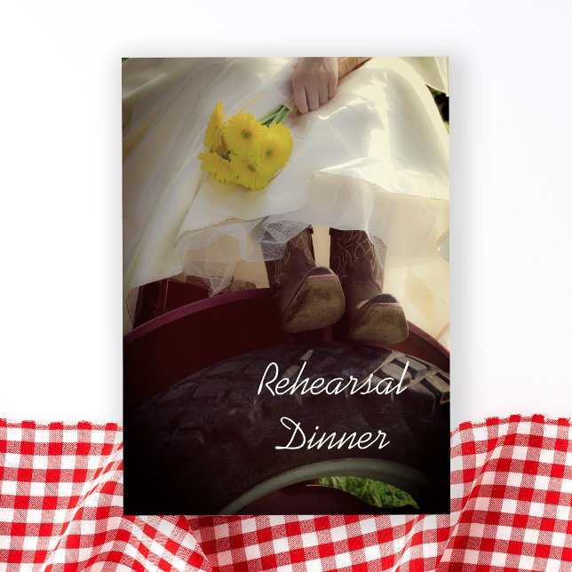 Brid på Bröllop-rehearsal-middag på traktoranläggn Inbjudningar (Skapare uppladdad)