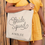 Brid Squad Modern Script Guld Bröllop Namn Tygkasse<br><div class="desc">Den här moderna toteväskan med ett skript av minimalistisk avslappnad med kalligrafi som läser BRIDE SQUAD och ditt eget namn maid of honor eller bridesaid har chic som rengör linjer för att skapa ett slimmat och sofistikerat utseende. Den underskattade stil med den lilla tryckta guld-hjärtdetaljen gör hennes bröllopsdag mer sofistikerad....</div>
