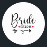 Bride 2025 Bröllop Matching Est 2025 Gift Runt Klistermärke<br><div class="desc">Bride 2025 Bröllop Matching Est 2025 Gift</div>