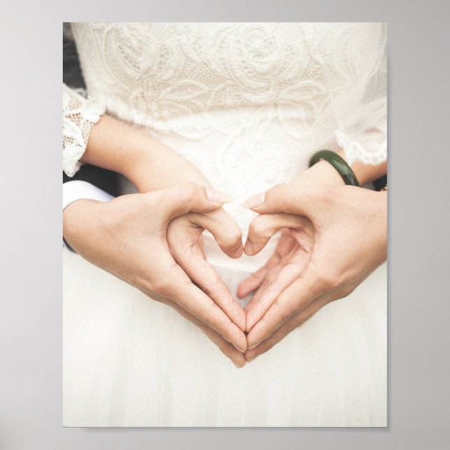 Bride and Groom Holding Händer Poster (Framsidan)