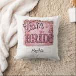 Bride Anpassad design, Roligt och  Kudde<br><div class="desc">Få redo att fira i stil med den här djärva och lekande "Team Bride"-designen! Med en chic leopard print, glittery accents och anpassade text är det perfekten som tillägg till möhippor, möhippor eller bröllop-festligheter. Gör din trupp till stånd och stötta den blivande bruden med det här trendiget och häftiga blickar!...</div>