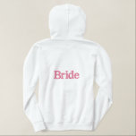 Bride Anpassningsbar Embroized Jacka Embroied Hood<br><div class="desc">Bron kan vara snyggt i coolans väder,  med den vita blixten. Rosa broderad text har namn på framsidan av det lämnat bröstområdet och läser Bride på baksidan. Anpassa namn. Underbar för smekmånaden.</div>