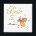 Bride att bli biets Möhippa Bröllop personalize Magnet<br><div class="desc">Bride to be Bee Möhippa Bröllop Personalize Magnet har en roligt vacker brud Honungsbi på den. Det är roligt för Bride att ha och ge som gåva under möhippan. Anpassa det med hennes namn.</div>