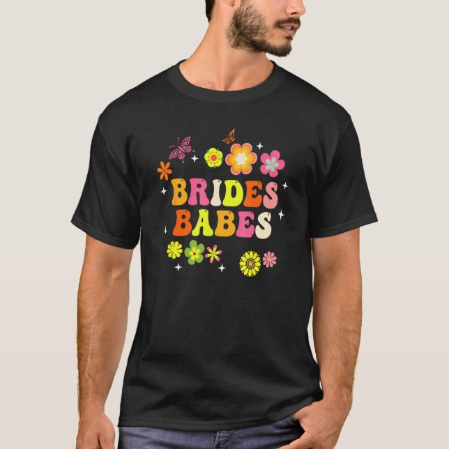 Bride Babes Bridesmaids Groovy Bachelorette Party  T Shirt (Framsida)