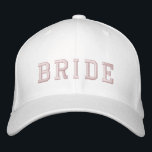 Bride | Baby Rosa Bachelorette Modern Cute Girly Broderad Keps<br><div class="desc">Bride toppen söt anpassad design som du kan anpassa med namn i din brud för din bachelorette. Utformningen har ett contemporary atletiskt högskoleteckensnitt som parats med ett handskrivet skript stil typografi på motsatt sida i en modern minimalistisk avslappnad stil med enkel för rosa i baby. Den här utformningen är enkel...</div>