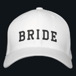 Bride | Bachelorette Modern-Trendiget, djärvt Broderad Keps<br><div class="desc">Bride toppen söt anpassad design som du kan anpassa med namn i din brud för din bachelorette. Utformningen har ett contemporary atletiskt högskoleteckensnitt som parats med ett handskrivet skript stil-typografi på motsatt sida i en modern minimalistisk avslappnad stil med enkel svart broderi. Den här utformningen är enkel att anpassa för...</div>