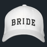 Bride | Bachelorette Modern-Trendiget, djärvt Broderad Keps<br><div class="desc">Bride toppen söt anpassad design som du kan anpassa med namn i din brud för din bachelorette. Utformningen har ett contemporary atletiskt högskoleteckensnitt som parats med ett handskrivet skript stil-typografi på motsatt sida i en modern minimalistisk avslappnad stil med enkel svart broderi. Den här utformningen är enkel att anpassa för...</div>