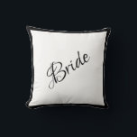 Bride Black Script Chic Bröllop Kudde<br><div class="desc">Ett vackert svart skript och en trimmad kudde för ditt hem. En underbar duschpresent. Grattisens gåva skulle vara en underbar överraskning för Bride. Underbara bröllop-gåva tillsammans med matchande bröllop Groom-kudde som vi erbjuder.</div>