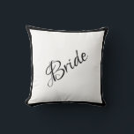 Bride Black Script Chic Bröllop Kudde<br><div class="desc">Ett vackert svart skript och en trimmad kudde för ditt hem. En underbar duschpresent. Grattisens gåva skulle vara en underbar överraskning för Bride. Underbara bröllop-gåva tillsammans med matchande bröllop Groom-kudde som vi erbjuder.</div>
