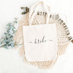 Bride Black White, modernt skript bröllop Tygkasse<br><div class="desc">Modern Bride Tote-påse med enkel text "brid" i vacker manustypografi som trycks över framsidan. Cute och enkla påsar i ett svart skript för chic. Gör en underbar möhippa,  ett bachelorette-parti eller en bröllop-gåva till fru!</div>