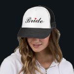 Bride Bröllop Bachelorette Party Möhippa Keps<br><div class="desc">Vackert,  elegant svart på vitt typografiskt skript,  rött hjärta,  snyggt,  coola,  maskhatt för bruden för möhippa,  bachelorette party,  bröllop.</div>