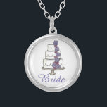 Bride Bröllop Cake Möhippa Gift Necklace Silverpläterat Halsband<br><div class="desc">Necklace har en originalmarkör som illustrerar en nivåindelad kaka för bröllop med blommor från rosa och lila,  och BRIDE i ett söt lila-teckensnitt. En perfekt gåva till bruden!</div>