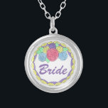 Bride Bröllop Cake Möhippa Gift Necklace Silverpläterat Halsband<br><div class="desc">Necklace har en originalmarkörillustration av en bröllop-kaka med frostande blommor och BRIDE i ett roligt lila-teckensnitt. En perfekt gåva till bruden!</div>