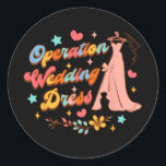 Bride Bröllop Dress Shopping Älskare Operation Wed Runt Klistermärke<br><div class="desc">Bride Bröllop Dress Shopping Älskare Operation Bröllop Dress</div>